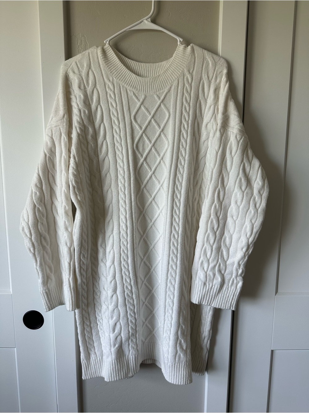 Hollister Ivory Cable-Knit Sweater Size L
